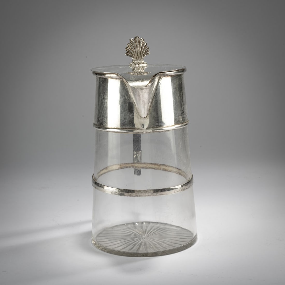Christopher Dresser, Wine jug, c. 1881: H. 24 cm. Execution: Hukin & Heath, Birmingham. Brass, silver-plated, wood, ebonized, colorless glass with star cut. Inside of lid marked: DESIGNED BY Dr. C. DRESSER, register mark (embossed).