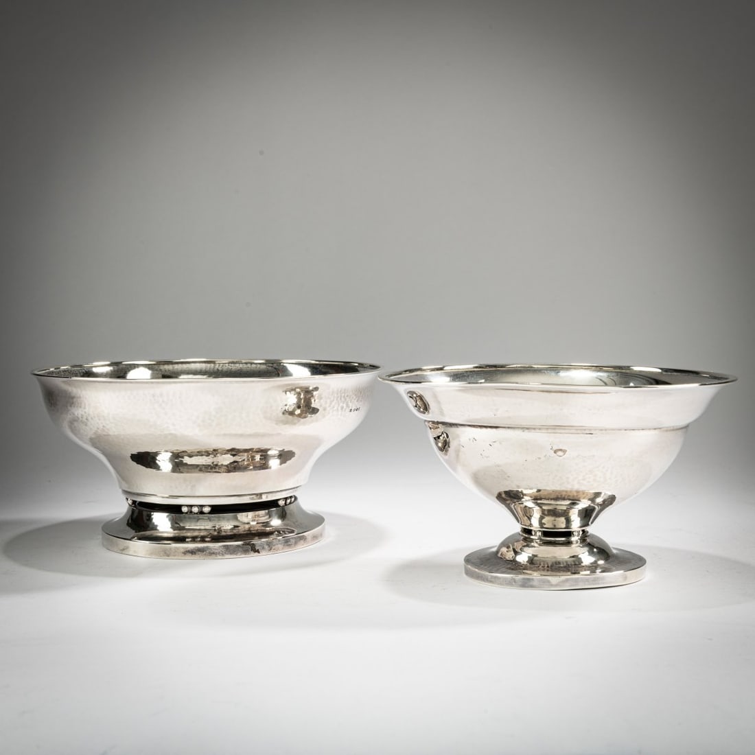 Johan Rohde, Two bowls '413' and '414', c. 1915: <p>Silver 925. Total weight: 469.65 grams. H. 9.4 cm, &Oslash; 16.5 cm; H. 9.3 cm, &Oslash; 19 cm. Execution: Georg Jensen, Copenhagen, until 1930 or 1924, respectively. Stamped: GEORG J