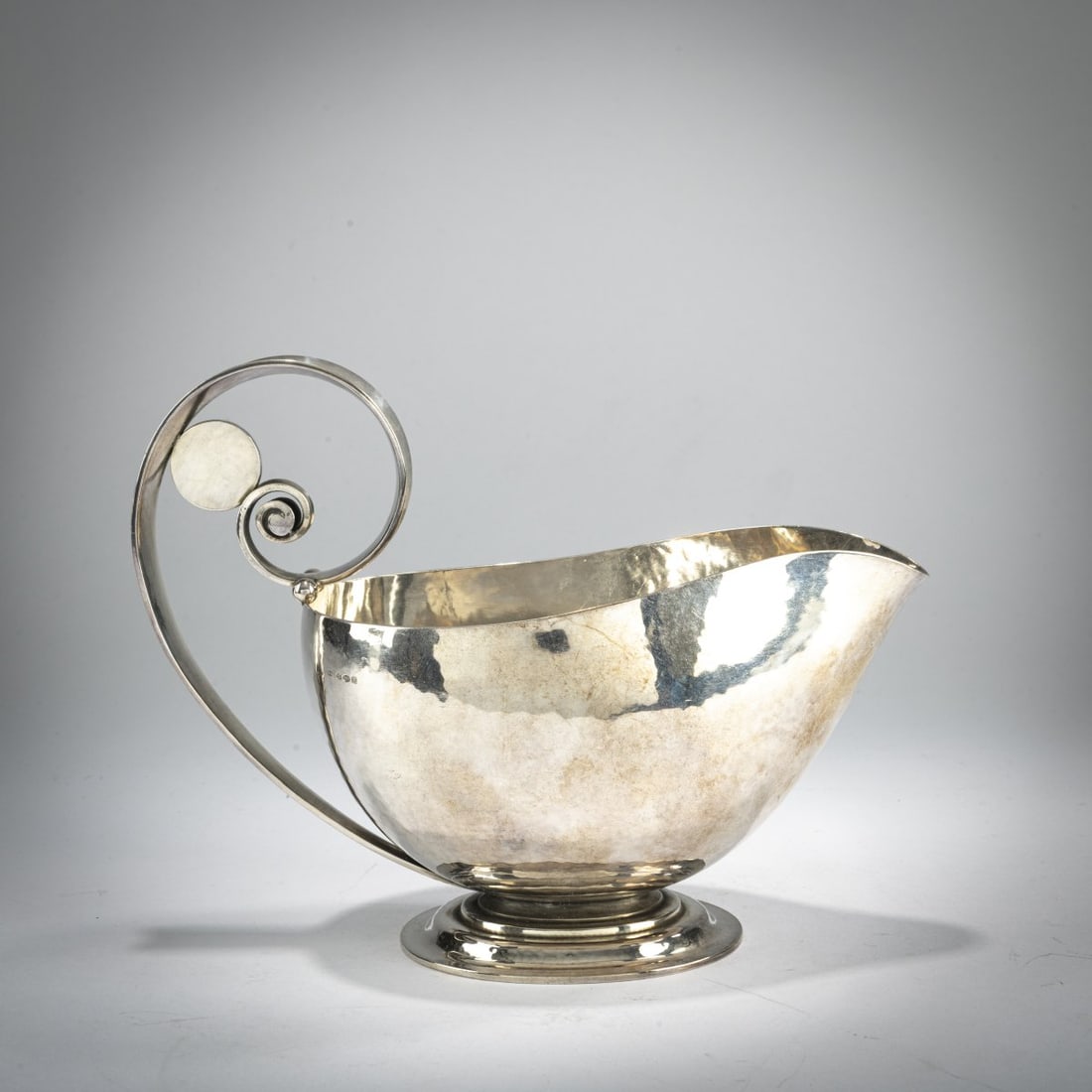 Johan Rohde, Sauciere '321A' - 'Shilling', 1919: <p>925 silver. 497.32 grams. H. 15.5 cm, 20.5 x 10 cm. Execution: Georg Jensen, Copenhagen, 1925-32. Stamped on the base: STERLING, Georg Jensen in a bead wreath with a crown, 321A, 925 S in a b