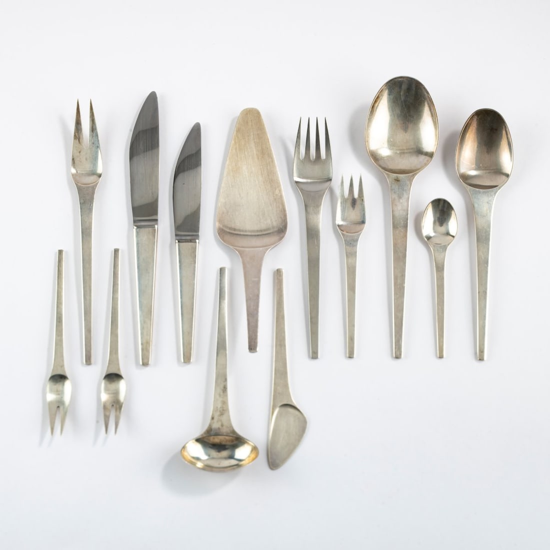 Henning Koppel, Besteck 'Caravel', 1957: <p>92 pieces. 12 dinner spoons (L. 19.5 cm), 12 dinner knives (L. 22 cm), 12 dinner forks (L. 18.5 cm), 12 appetizer knives (L. 19.5 cm), 12 hors d'oeuvre forks (L. 17 cm), 12 dessert forks (L.