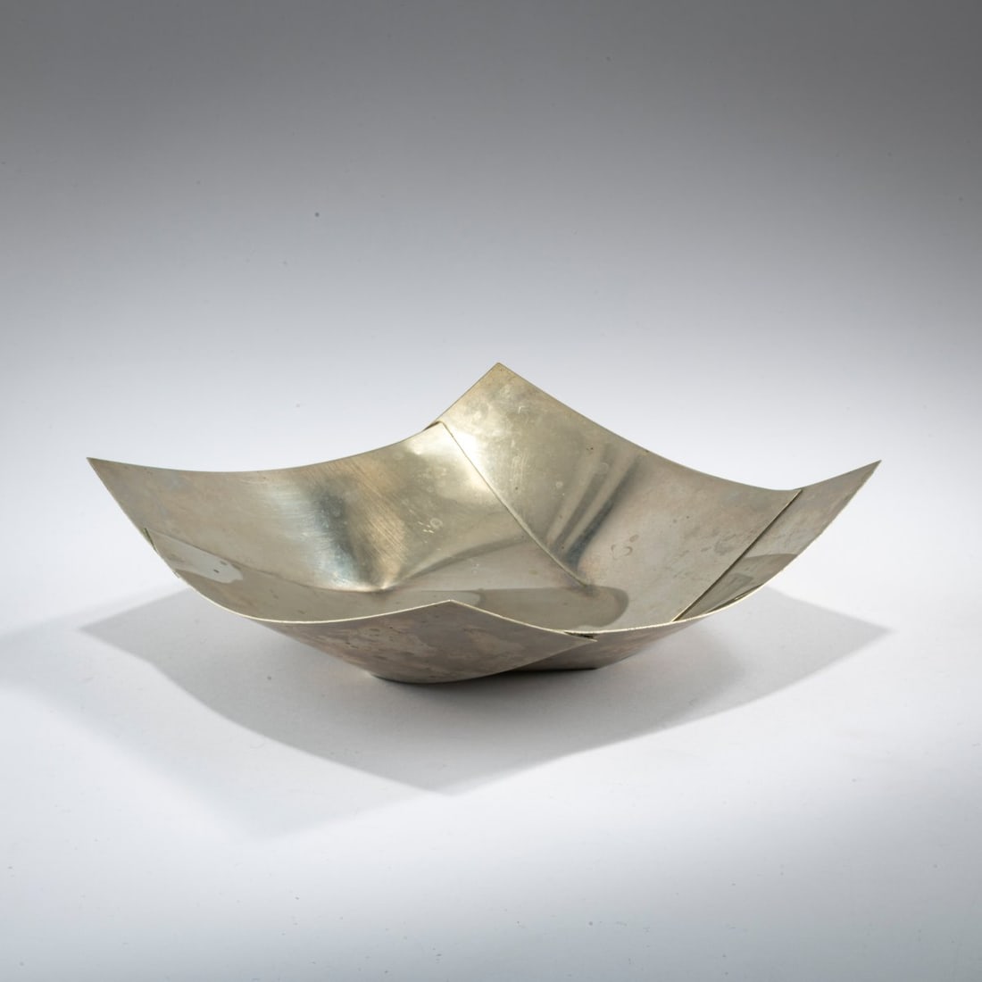 Bruno Munari , Bowl 'Maldive', 1960: <p>H. 5.7 x 20.3 x 20.3 cm. <br />Danese, Milan. <br />Alpaca, satin-finished. <br />Marked: Manufacturer's mark (embossed).</p><hr><p>Literature:</p>&l