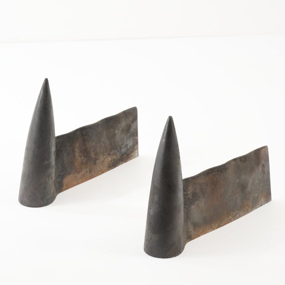 Philippe Starck, Two andirons 'Tito Lucifer', 1986/87: <p>H. 28.5 x 8 x 38.5 cm. <br />O.W.O, Montfort-l'Amaury.<br />Cast iron.<br />Marked on the underside of the cast: STARCK . IN . OWO (embossed).</p><hr><p>Li