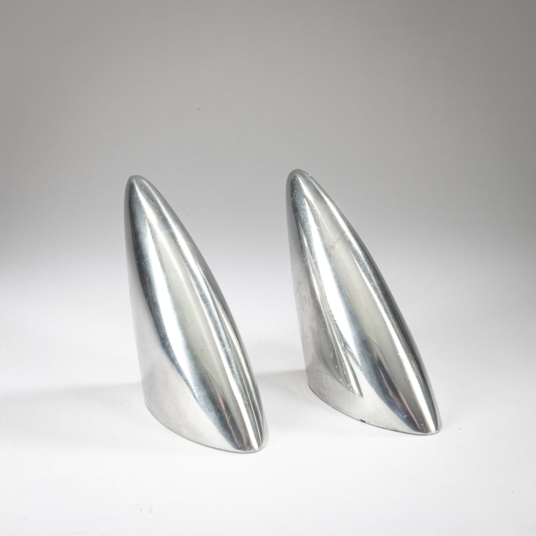 Philippe Starck, Two coat hooks 'Chab Wellington', 1987: <p>H. 11.5 x 9.5 x 5 cm. <br />OWO, Montfort-l'Amaury. <br />Cast aluminum, polished. <br />Marked: Manufacturer's mark with facsimile signature.</p><hr><p>Li