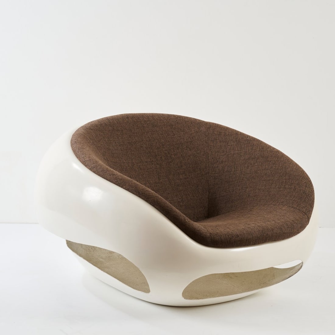 Mario Sabot, Sessel 'Pod Chair', c. 1968: <p>H. 62 x 92 x 100 cm. <br />Mario Sabot, Manzano Udine. <br />White plastic, brown textile cover. </p>
