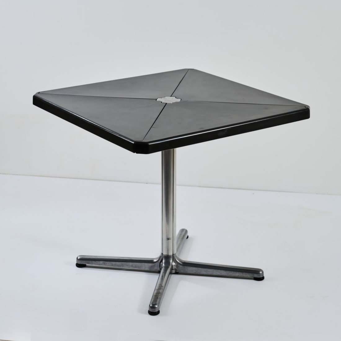 Giancarlo Piretti, Folding table 'Plana', 1971 (design): <p>H. 72 x 83.5 x 83.5 cm.<br />Anonima Castelli, Bologna. <br />Black rigid polyurethane foam, tubular metal, cast aluminum. <br />Marked: Manufacturer's sticker. </p>&l