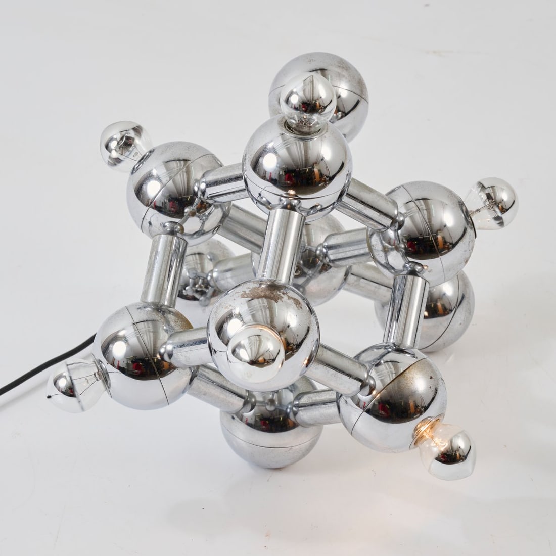 Kalmar Franken KG, Table lamp 'Sirius 11 TL', 1972: <p>H. 33 x 41 x 41 cm. <br />Chrome-plated metal tube, light bulbs. </p><hr><p>Literature:</p><p><a href="https://vintageinfo.be/j-t-kalmar-kg-franken