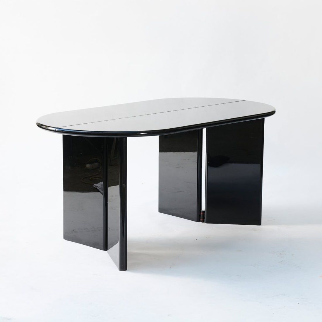 Kazuhide Takahama, Console table / table 'Antella' variant, c. 1975: <p>H. 74 x 42.5 - 85 x 159 cm. <br />Gavina, Milan (ATTR.). <br />Wood, black lacquer. </p>