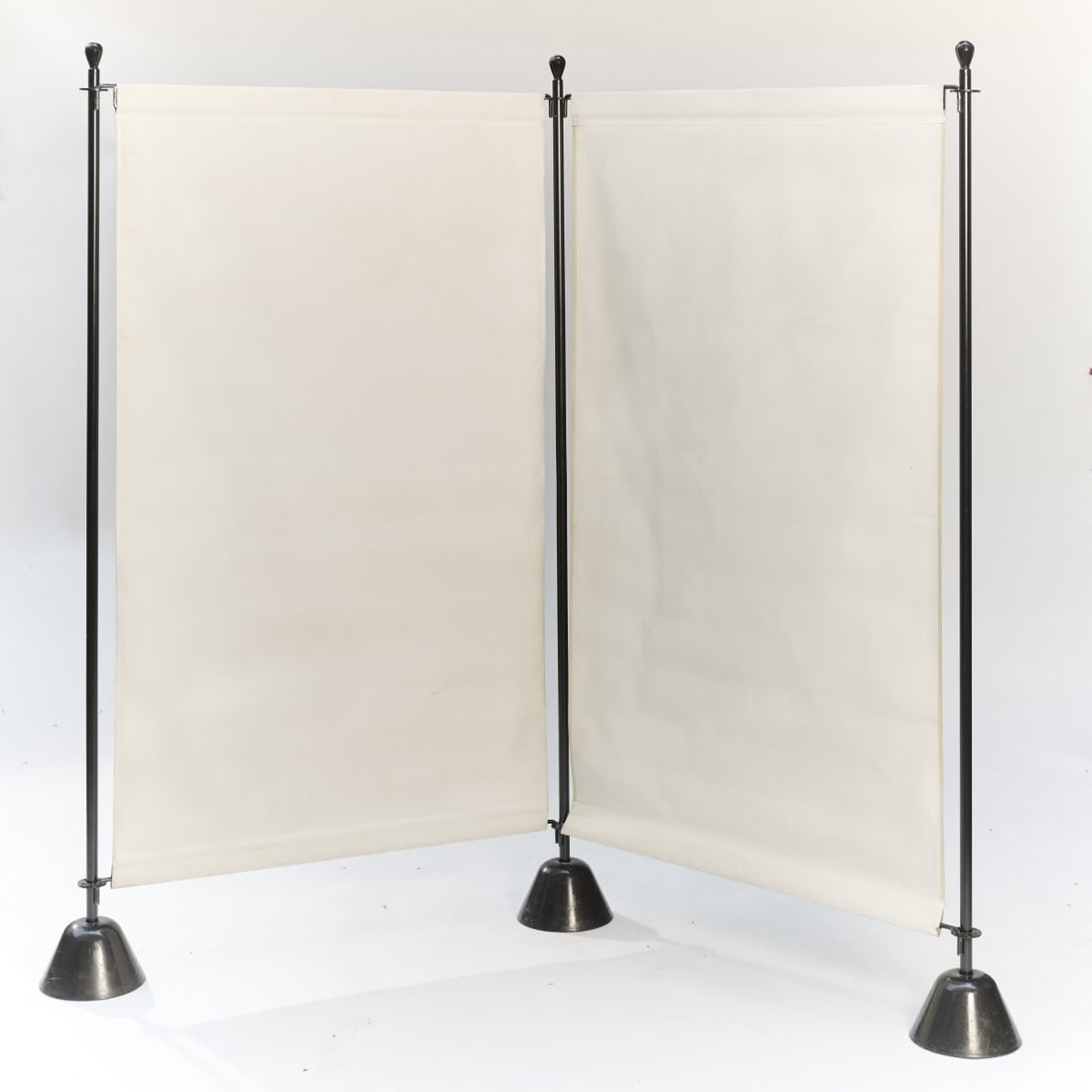 Achille Castiglioni , Screen 'Servento', 1986: <p>H. 178 x 214 x 20 cm.<br />Zanotta, Nova Milanese. <br />Tubular metal, painted black, white textile.<br />Marked: manufacturer's stamp.</p><hr><p>Literatu