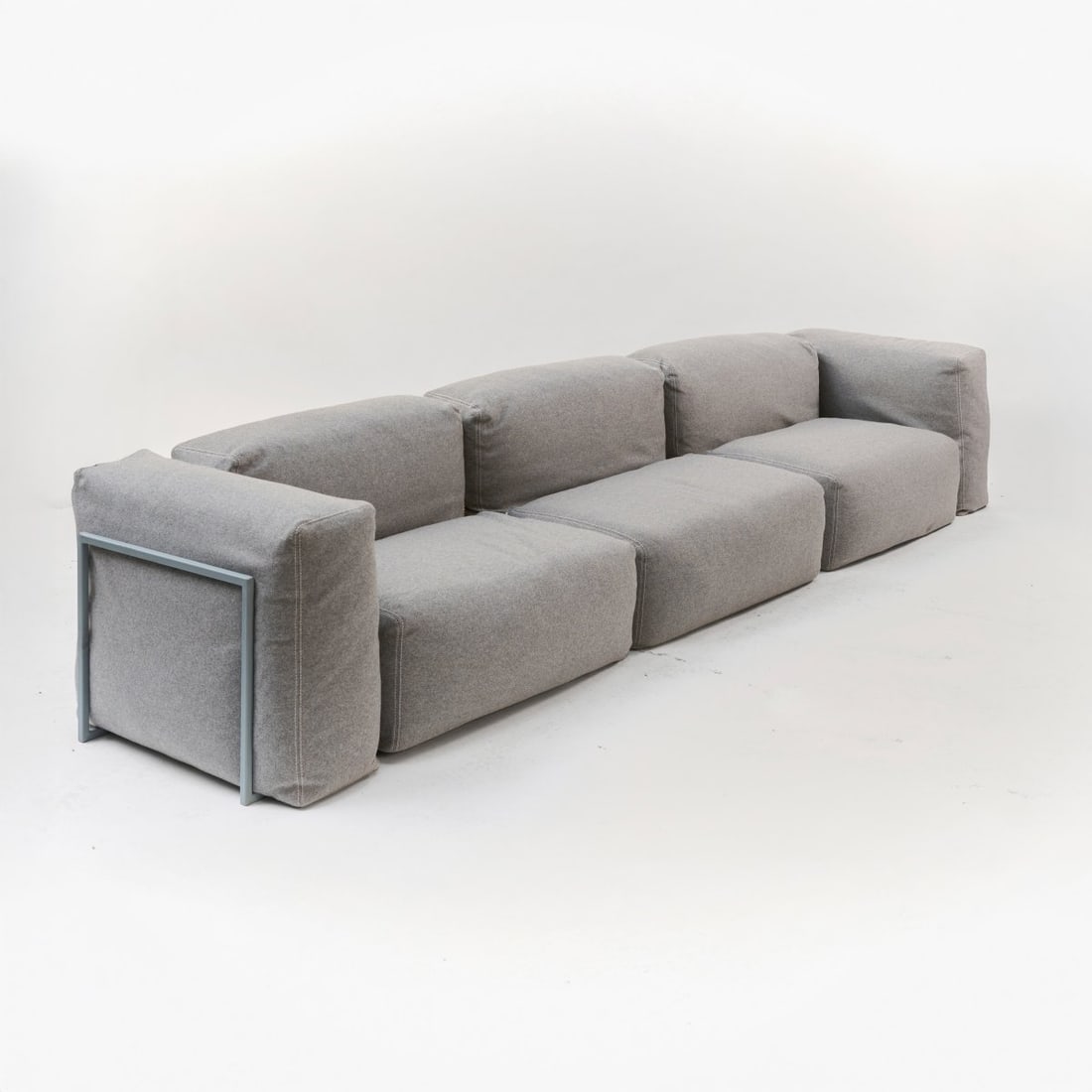 Jasper Morrison, Three-seater sofa 'Oblong',c . 2004: <p>H. 65 x 345 x 85 cm. <br />Cappelini, Arosio. <br />Gray textile cover (wool), white zippers. <br />Marked: Manufacturer's information and designation (inside).</p>
