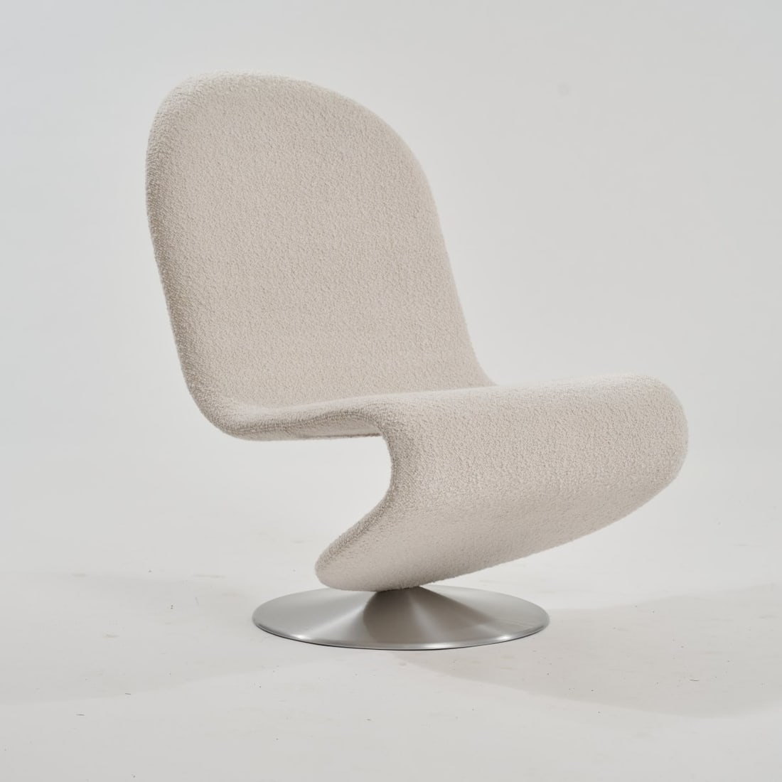 Verner Panton, Armchair '123', 1973/74 (design): <p>H. 87 x 61 x 83 cm. <br />Verpan, Copenhagen, 2020s. <br />Cast aluminum, cream-white boucl&eacute; fabric. Marked: Manufacturer's information, artist's signature (embossed).&
