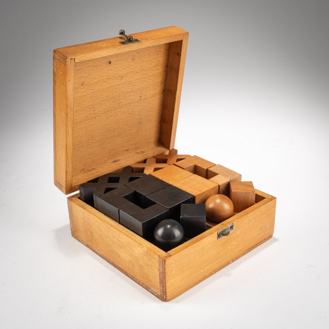 Josef Hartwig, Bauhaus chess set 'XVI', 1924: <p>32 figurines. H. 2-4.7 cm.<br /><br />Bauhaus Weimar, c.1925. <br />Maple wood, partially lacquered black. </p><hr><p>Literature:</p><p>The che