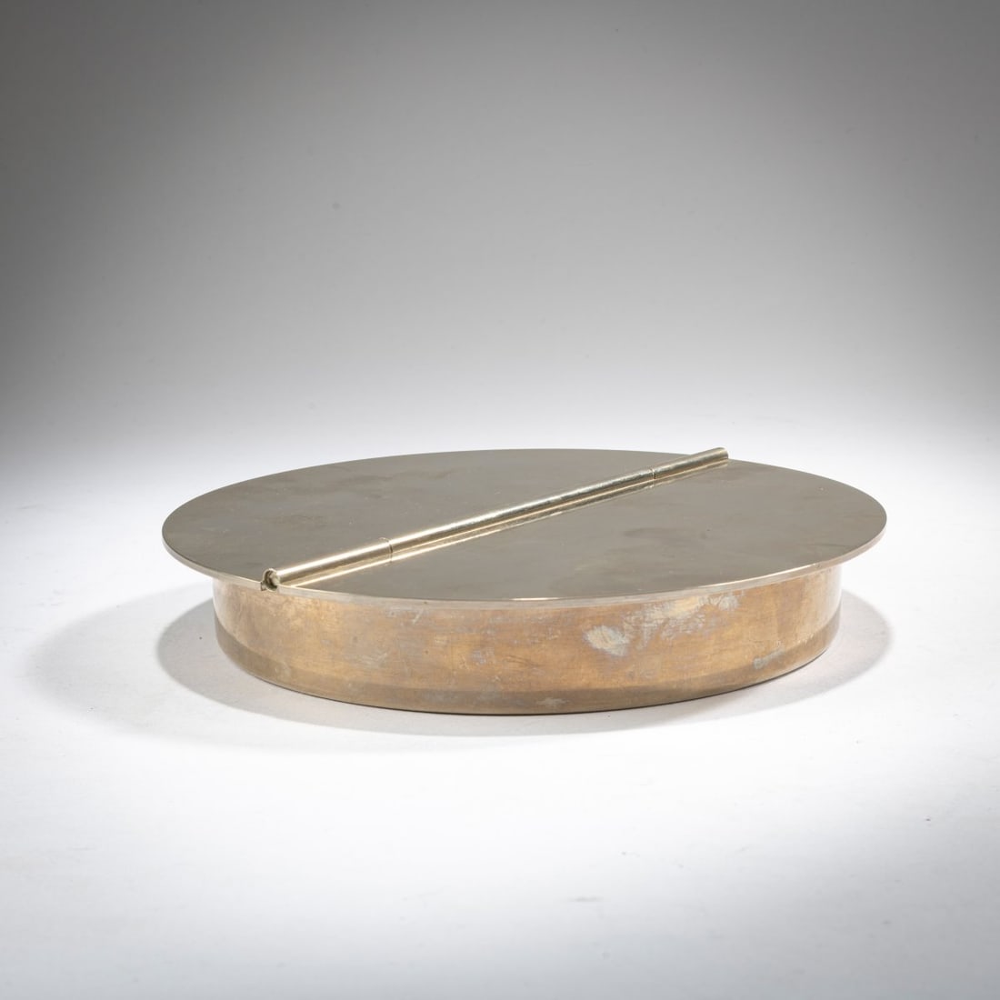 Luigi Caccia Dominioni , Ashtray 'OG 7 Grand Marcel', 1970s: <p>H. 3 cm, &Oslash; 17 cm. <br />Azucena, Milan. <br />Chrome-plated metal.</p>