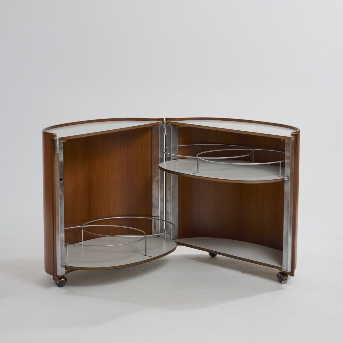 Eugenio Gerli, Liquor cabinet 'B 106', 1966: <p>H. 72.5 x 88 -139 x 54 cm. <br />Tecno, Milan. <br />Sheet metal, nickel-plated metal wire, plywood with teak veneer, white resopal.<br />Marked: Manufacturer's plaque.</