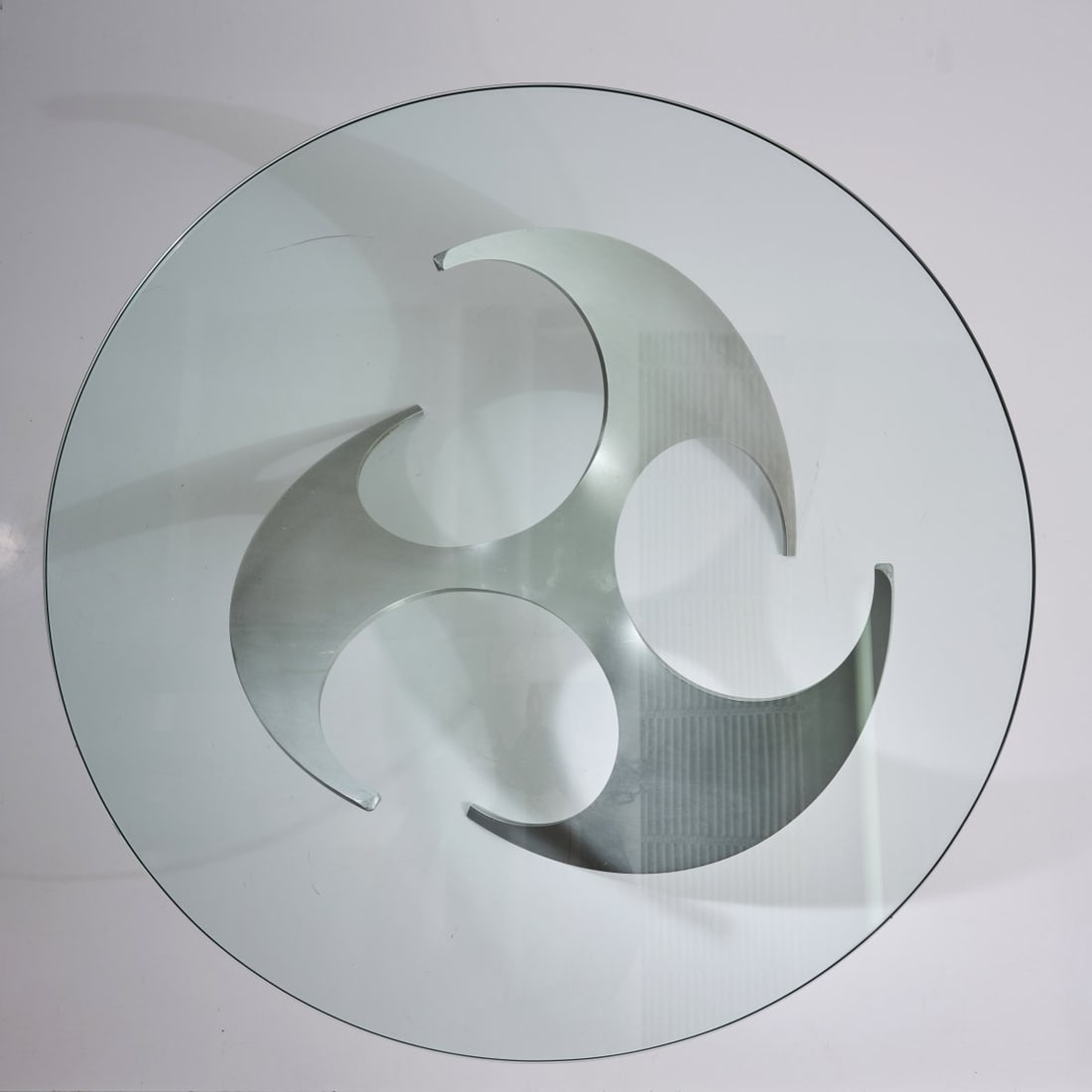 Knut Hesterberg, 'Propeller - K 9' coffee table, 1964 (design): <p>H. 46.5 cm, &Oslash; 110 cm. <br />Ronald Schmitt, Darmstadt. <br />Polished aluminum, glass.</p><hr><p>Literature:</p><p>Exh. cat. M&ouml;be