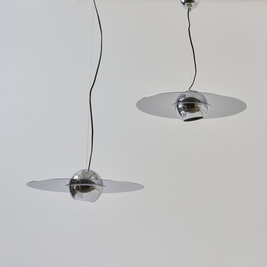 Sergio Mazza; Giuliana Gramigna, Two ceiling lights 'Padachroma', 1970 (design): <p>H. 14 cm, &Oslash; 50 cm. <br />Quattrifolio, Rozzano. <br />Chrome-plated sheet metal, steel cable.</p>