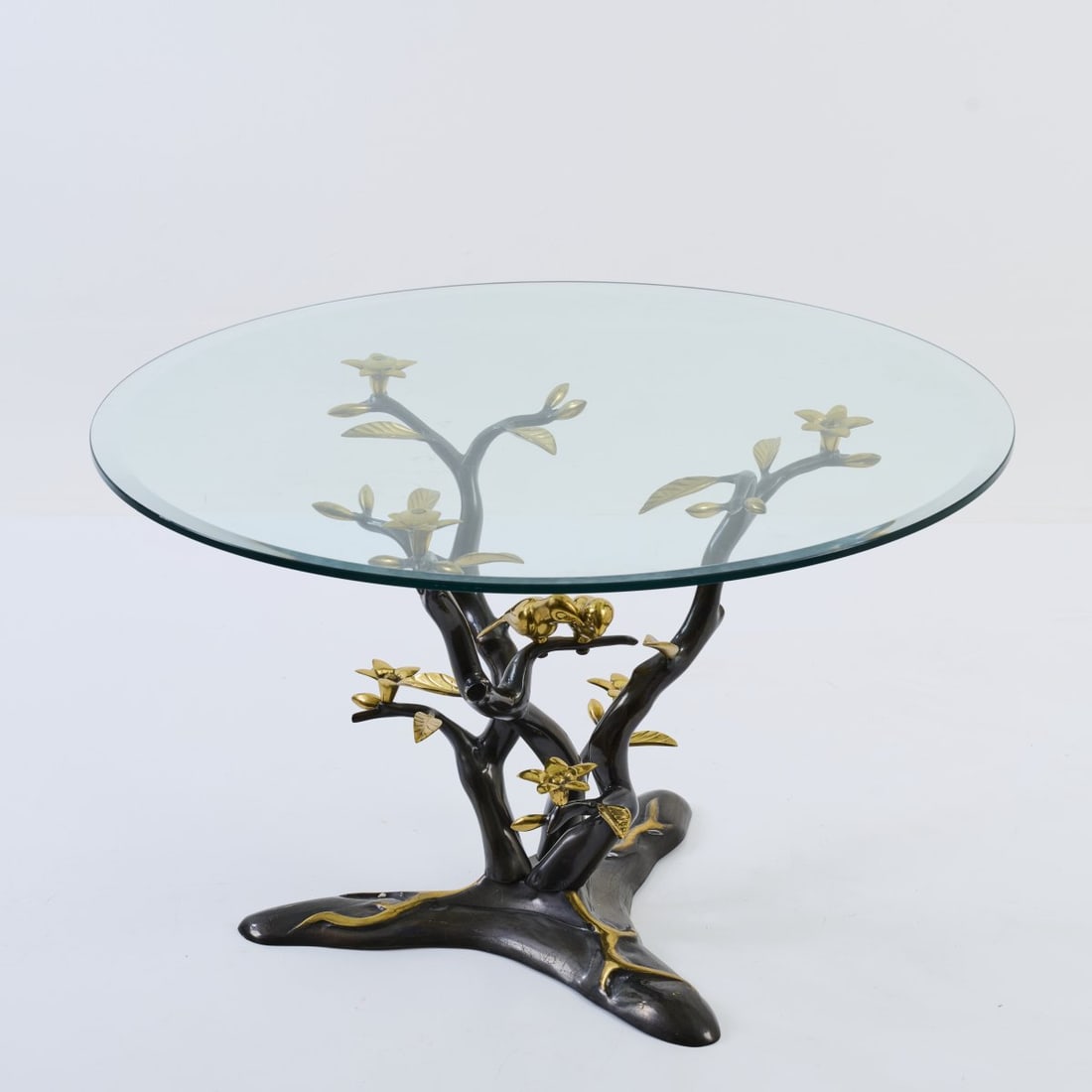 Willy Daro (in the style of), Table, 1970s: <p>H. 47.5 cm, &Oslash; 80 cm. <br />Bronze, brass, gold-colored, colorless glass.</p>