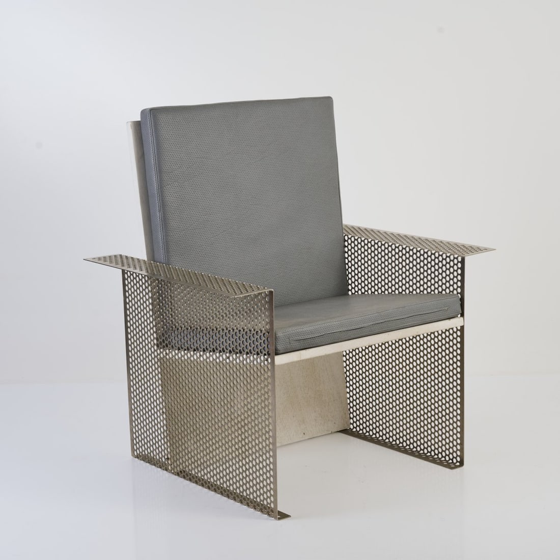 Hermann Waldenburg, Armchair 'Qubus', 1987: <p>H. 93 x 82.5 x 65 cm. <br />Hermann Waldenburg, Augsburg. <br />Perforated sheet metal, white lacquered wood, gray imitation leather. <br />Marked: embossed stamp 'W'. </