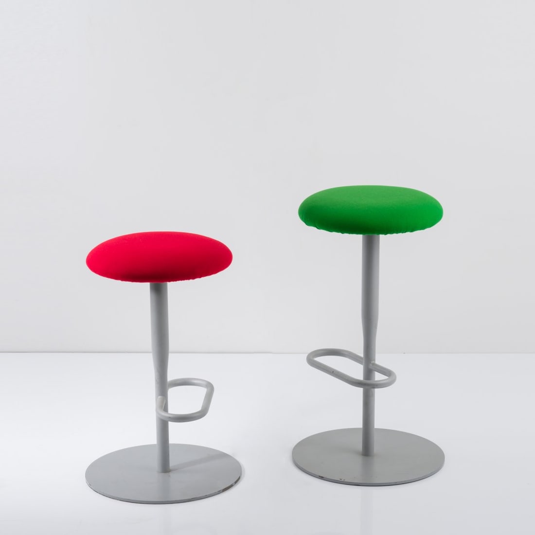 Jasper Morrison, Two bar stools from the 'Atlas System' series, 1992: <p>H. 68 - 79 cm, &Oslash; 40 cm. <br />Alias, Crusinallo. <br />Tubular aluminum, sheet aluminum, fabric cover, red and green.</p><hr><p>Literature:</p>&