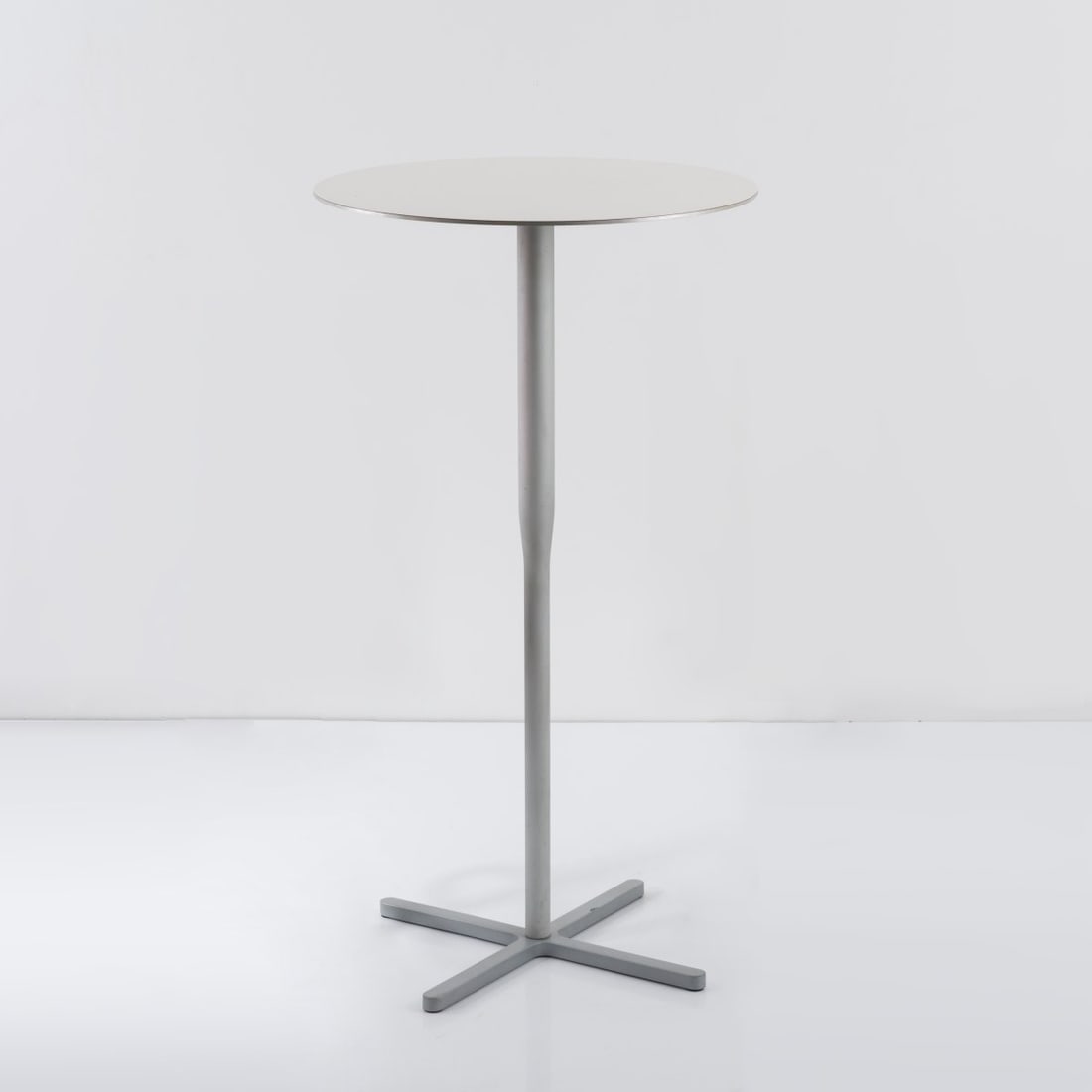 Jasper Morrison, Bistro table from the 'Atlas System' series, 1992: <p>H. 110 cm, &Oslash; 59.5 cm. <br />Alias, Crusinallo. <br />Tubular aluminum, sheet aluminum, wood, white laminate.</p><hr><p>Literature:</p><p>M