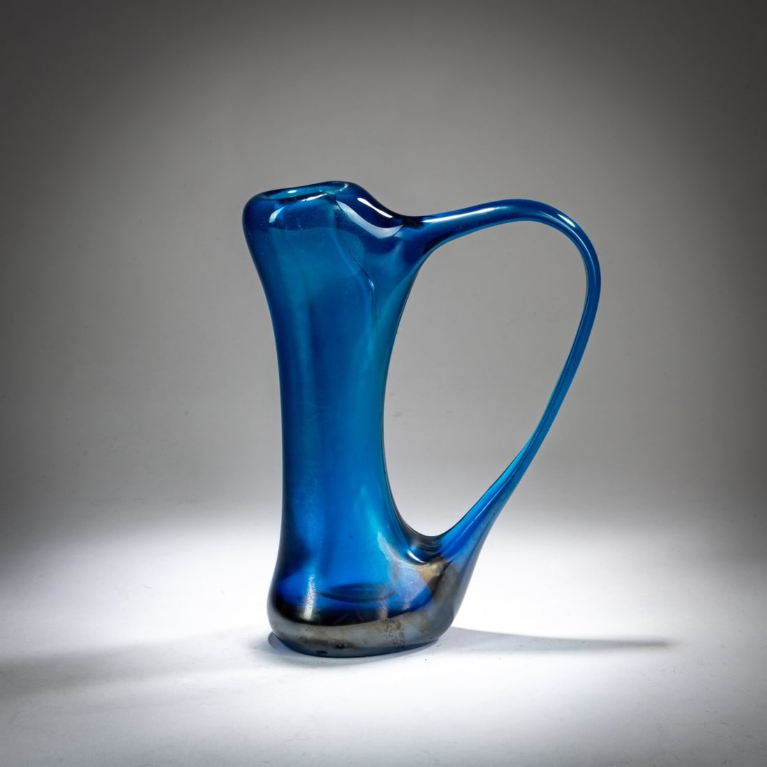 Giorgio Ferro, Vase 'Anse volante', a 1952: <p>H. 21 cm. Execution: A.Ve.M. Cased glass, colorless and blue, iridescent. </p>