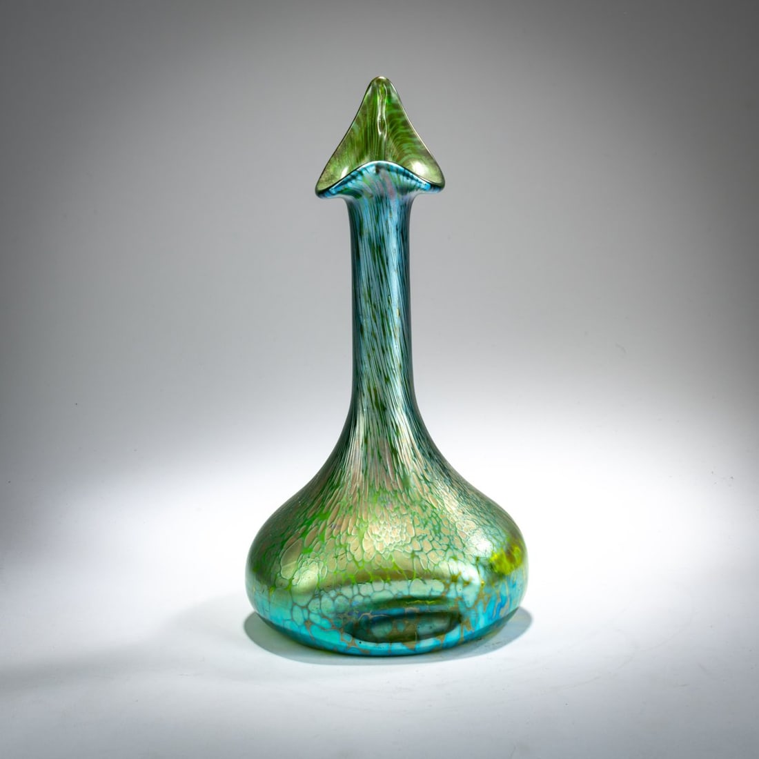 Loetz, Klastersky Mlyn, Rose water sprinkler 'creta Papillon', 1898-1900: <p>H. 23.5 cm. Green glass with rolled-in flakes of silver-yellow, 'creta Papillon', green and pearlescent matte luster. </p>