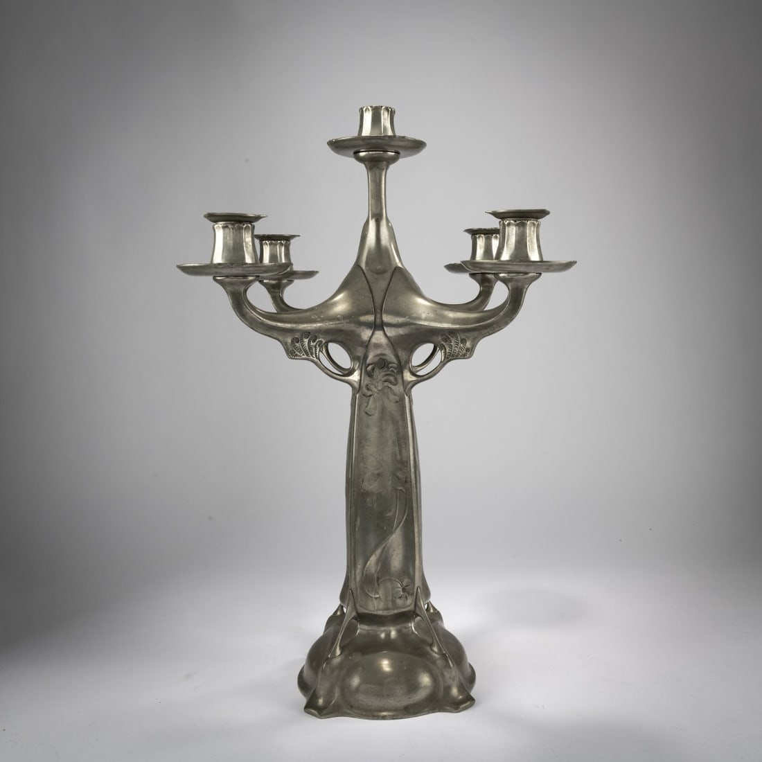Hugo Leven, Candelabrum, 1901/02: <p>Five-flame. H. 48 cm, &Oslash; 36.5 cm. Execution: Kayser Son, Krefeld. Pewter. Marked: oval signet KAYSERZINN 4486 (embossed). </p><hr><p>Literature:</p><p>