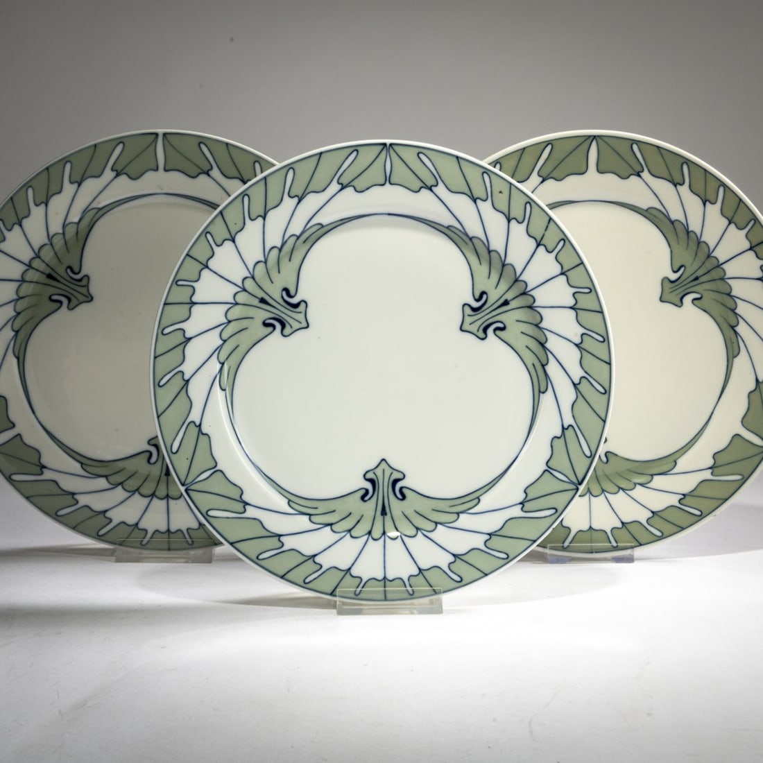 Rudolf Hentschel , Three dinner plates 'Wing Pattern', 1901: <p>&Oslash; 26.5 cm. Execution: KPM Meissen, before 1924. Porcelain, white, glazed, underglaze in gray-green and dark blue. Marked: Button swords (blue, underglaze, two strokes), T 22, 1 (em