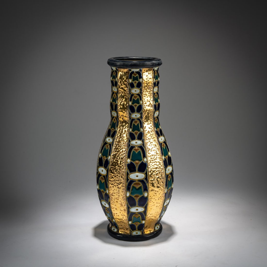 Amphora-Werke Riessner & Kessel, Trnovany-Teplice, Vase, c. 1906 (1 of 3)