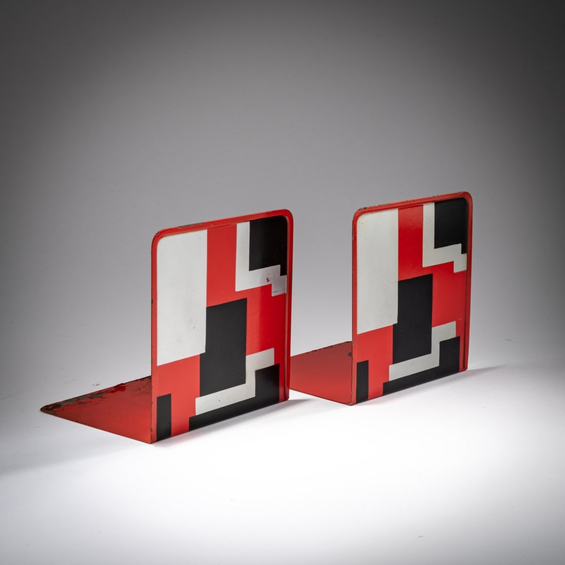 Marianne Brandt, Two bookends, 1929-32: <p>H. 14.5 x 13 x 13 cm. <br />Ruppelwerk, Gotha. <br />Sheet metal, polychrome lacquer. <br />Marked: RUPPEL gesch&uuml;tzt (stamp).</p>