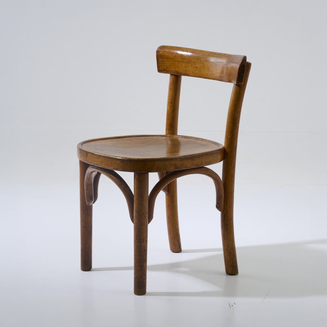 Ferdinand Kramer, Child's chair, c1926: <p>H. 56.5 x 36.5 x 35.5 cm. <br />Thonet Mundus. <br />Bentwood, beech plywood, stained dark. <br />Marked: Remains of a manufacturer's label.</p><hr><p>Lite