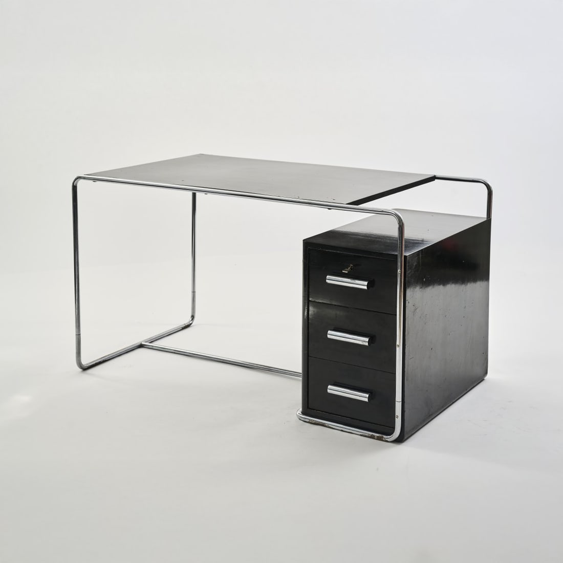 Bruno Weill, Desk 'B 282', 1930/31: <p>H. 75.5 x 137 x 76 cm; tube &Oslash; 19 mm. <br />Thonet, Paris. <br />Chrome-plated tubular steel, wood. </p><hr><p>Literature:</p><p>Vegesack (