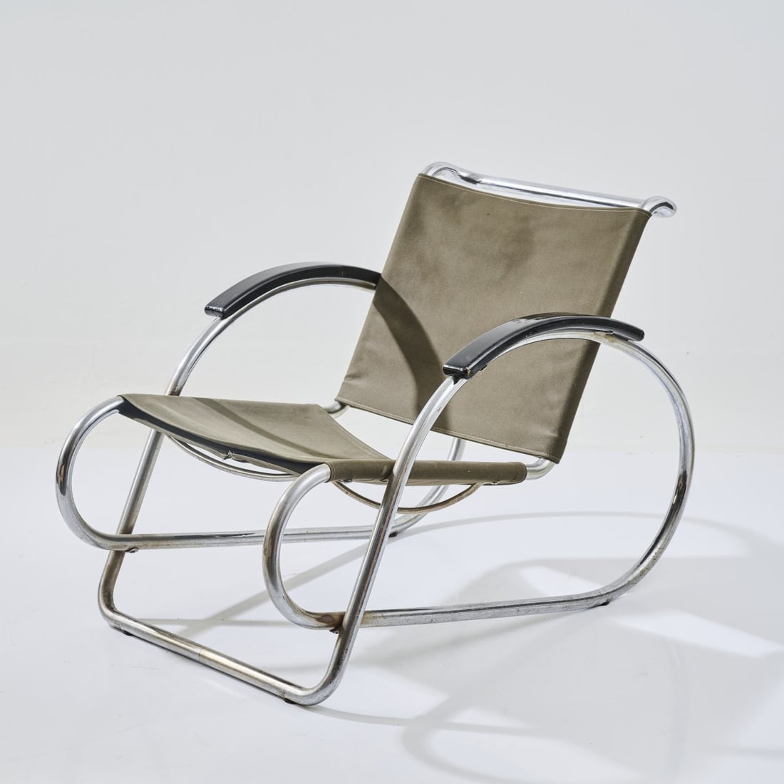 Erich Dieckmann, Armchair 'ML 43', 1931: <p>H. 65 x 59.5 x 91 cm; tube &Oslash; 19 mm. <br />Metz &amp; Co., Rotterdam. <br />Nickel-plated steel tube, brown-gray.</p><hr><p>Literature:</p>&l