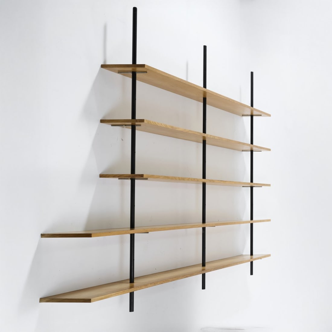 Egon Eiermann, Floor-to-ceiling shelving unit, 1930s: <p>H. 206 x 225-275 x 30 cm. <br />Germany, 1960s. <br />Metal tubing, black lacquer, metal pins, plywood with ash veneer as shelves.</p><hr><p>Literature:</p>