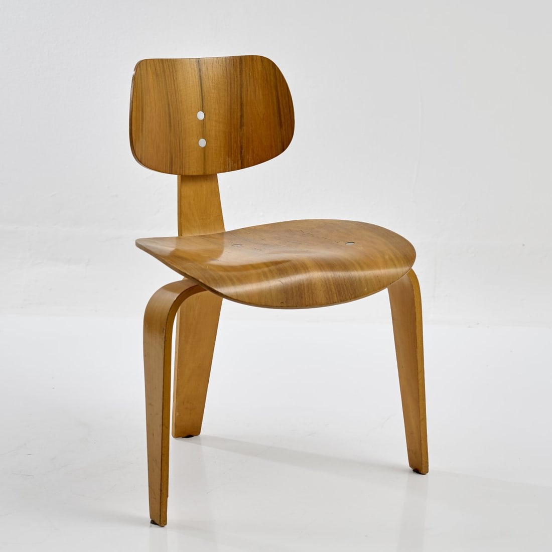 Egon Eiermann , Chair 'SE 42', 1949/50: <p>H. 75.5 x 55.5 x 51 cm. <br />Wilde &amp; Spieth, Esslingen. <br />Beech plywood, partially walnut veneer. <br />Marked: Manufacturer's stamp.</p><hr><p&g