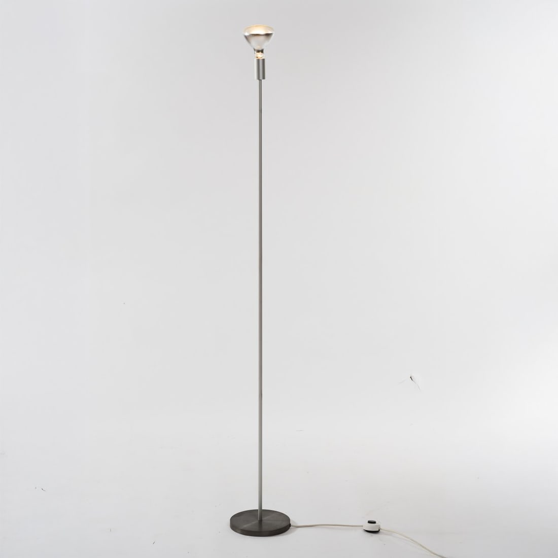 Hans Gugelot; Max Bill; Otl Aicher , Floor lamp from the HfG Ulm, c. 1955 (design): <p>H. 196 cm. <br />Ulm School of Design (HfG). <br />Tubular metal, sheet metal, matte chrome-plated.</p>