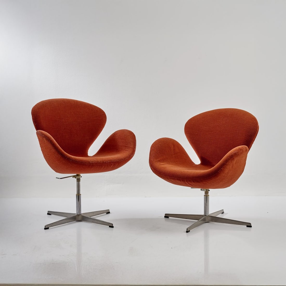 Arne Jacobsen, Two 'Swan' armchairs, 1957/58 (1 of 7)