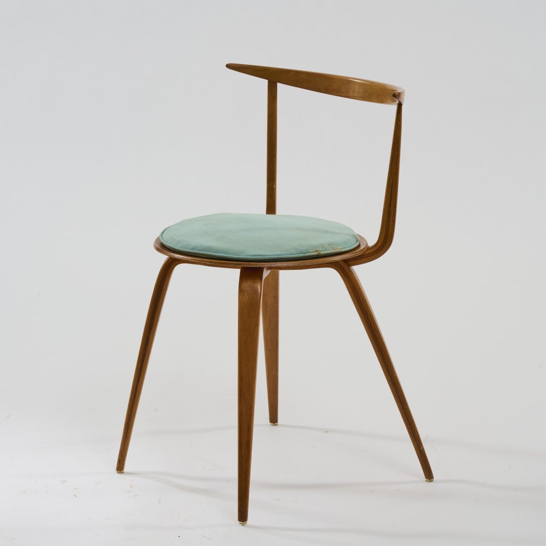 George Nelson, 'Pretzel Chair', 1952 (design): <p>H. 76.5 x 50 x 48.5 cm. <br />Herman Miller, Zeeland. <br />Walnut, plywood with walnut veneer, textile cover, turquoise.</p><hr><p>Literature:</p><p>
