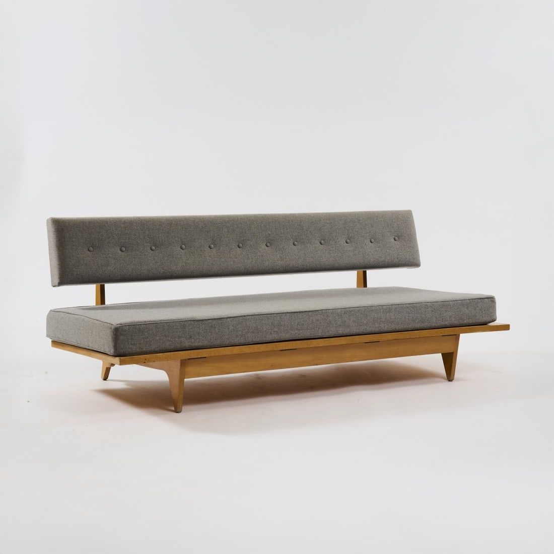 Richard Stein, Sofa / bed '700', 1947: <p>H. 68-75 x 193 x 89-100 cm.<br />Knoll International, New York.<br />Birchwood, plywood, gray fabric.</p><hr><p>Literature:</p><p>Rouland, Knoll Furn