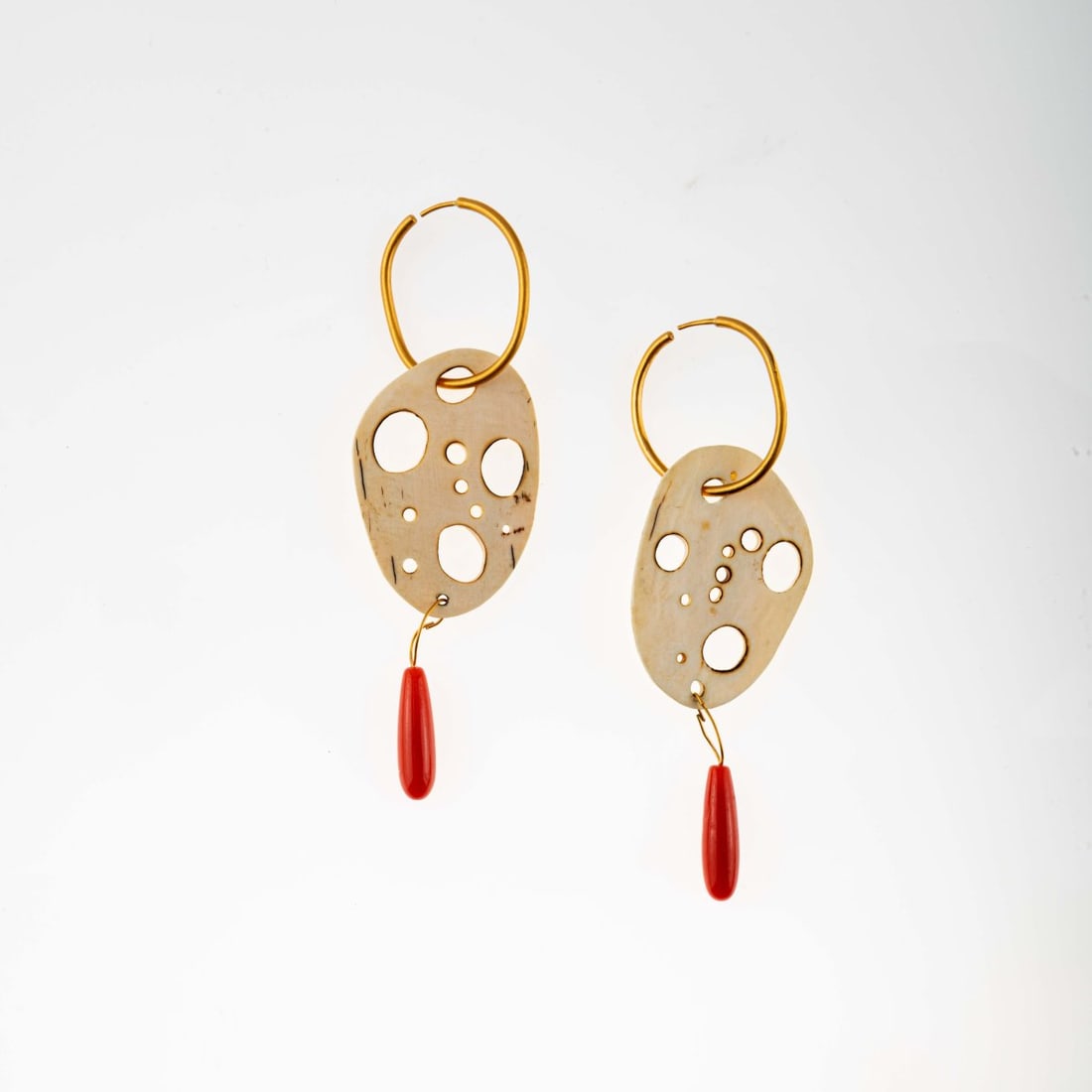 Manfred Bischoff, Ohrschmuck, 2012: <p>Yellow gold, bone, Midway coral. <br />Total weight: 15.12 grams. 100 x 31 mm. </p>