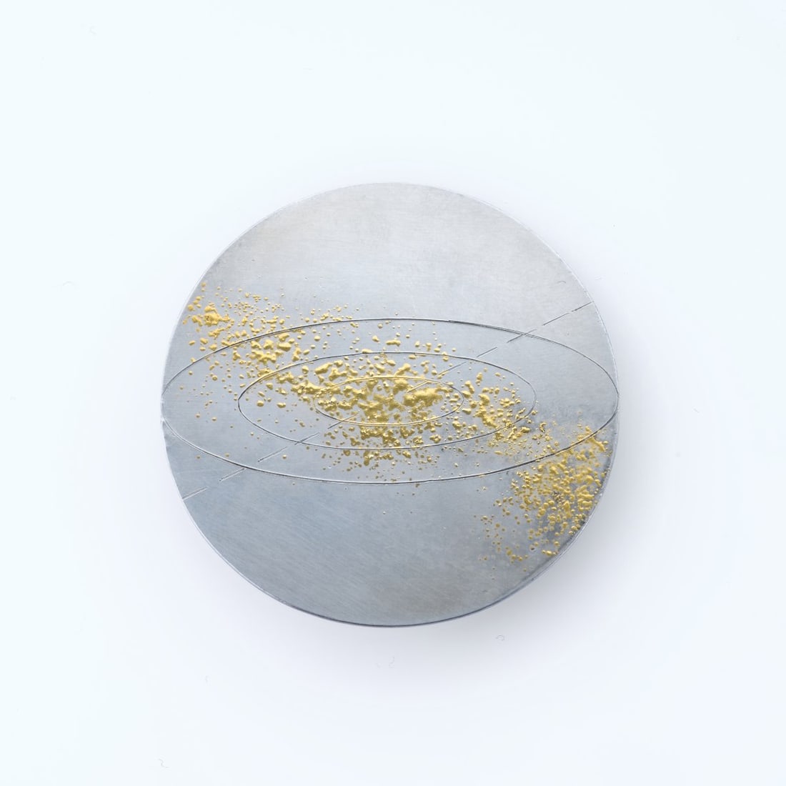 Gerd Rothmann, Brooch 'Drei Ellipsen' (Three Ellipses), 1974: <p>Stainless steel, gold soldering. <br />14.96 grams. &Oslash; 49 mm. <br />Stamped: artist's signet. </p><hr><p>Literature:</p><p>Cf. Rothmann, Ca
