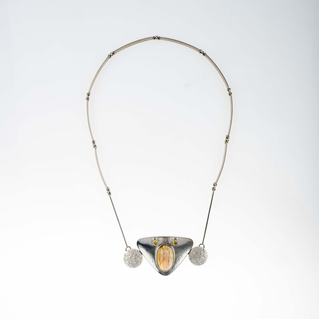 Herbert Bitter, Necklace with labradorite, 1980s: <p>18k white gold (750), one cabochon-cut labradorite (approx. 10.00 ct., calculated weight), two brilliant-cut diamonds (total approx. 0.24 ct., calculated weight), yellow irradiated, vvsi. <