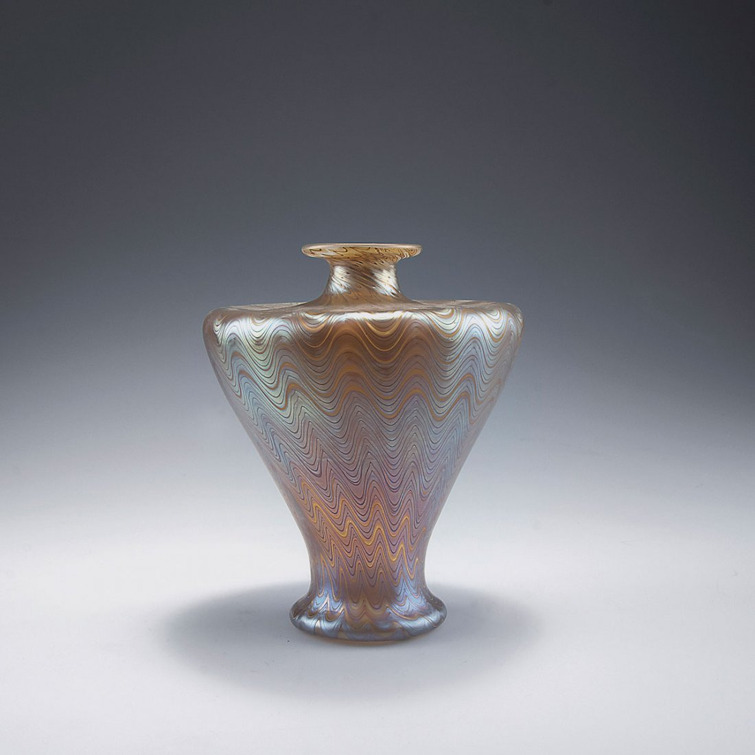 'Ph_nomen' Vase, 1899: Loetz Wwe., Klostermuehle. 'Phaenomen' vase, 1899. H. 19.2 cm. Cased glass, milky opalescent and clear, combed silver yellow threads, Phaenomen Gre. 6893, strong matt gold and mother of pearl lustre.
