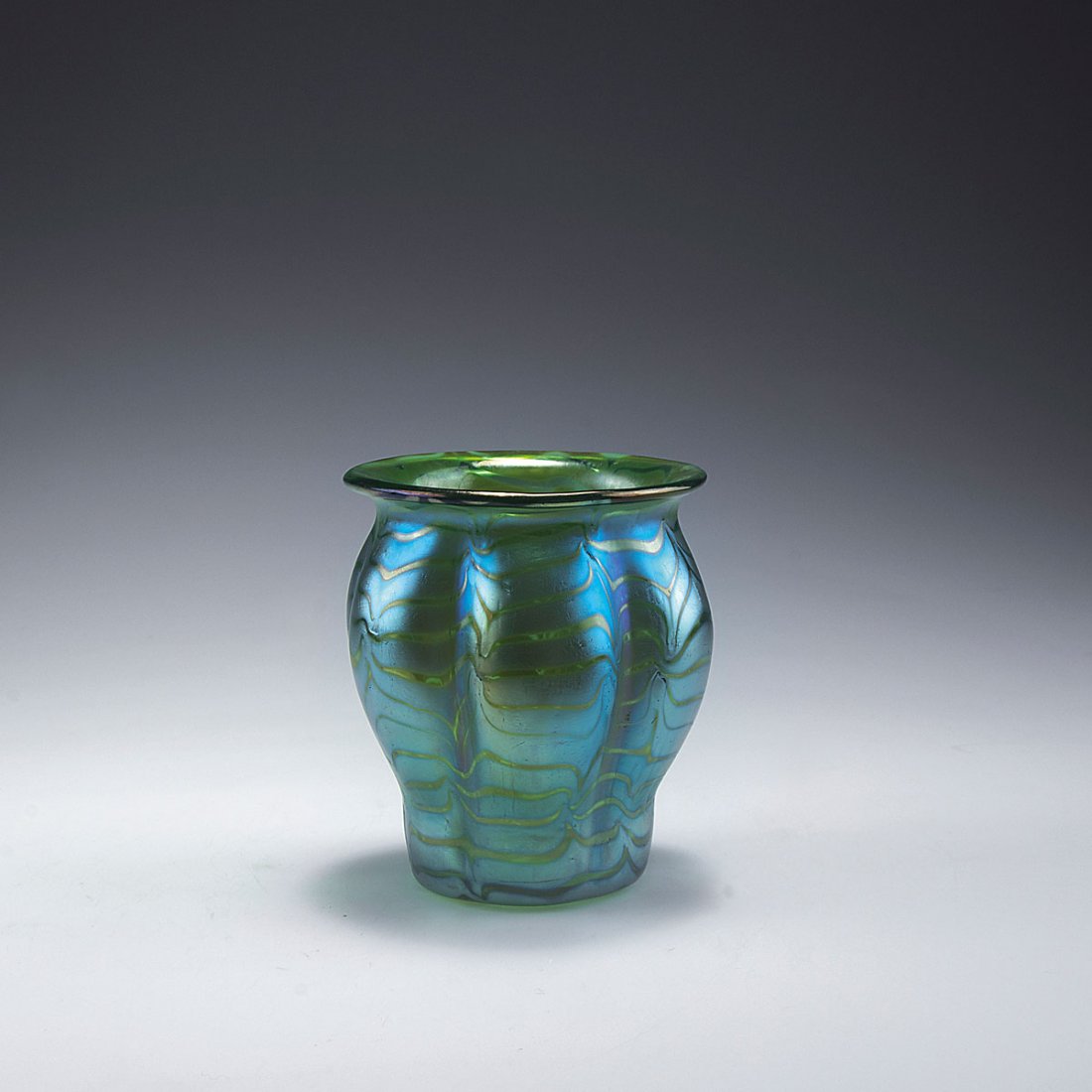 'Ph_nomen' vase, 1900: Loetz Wwe., Klostermuehle. Vase, c1900. H. 10.7 cm. Cased glass, green, combed turquoise threads, Phaenomen Gre 85/3780, matt mother of pearl lustre.