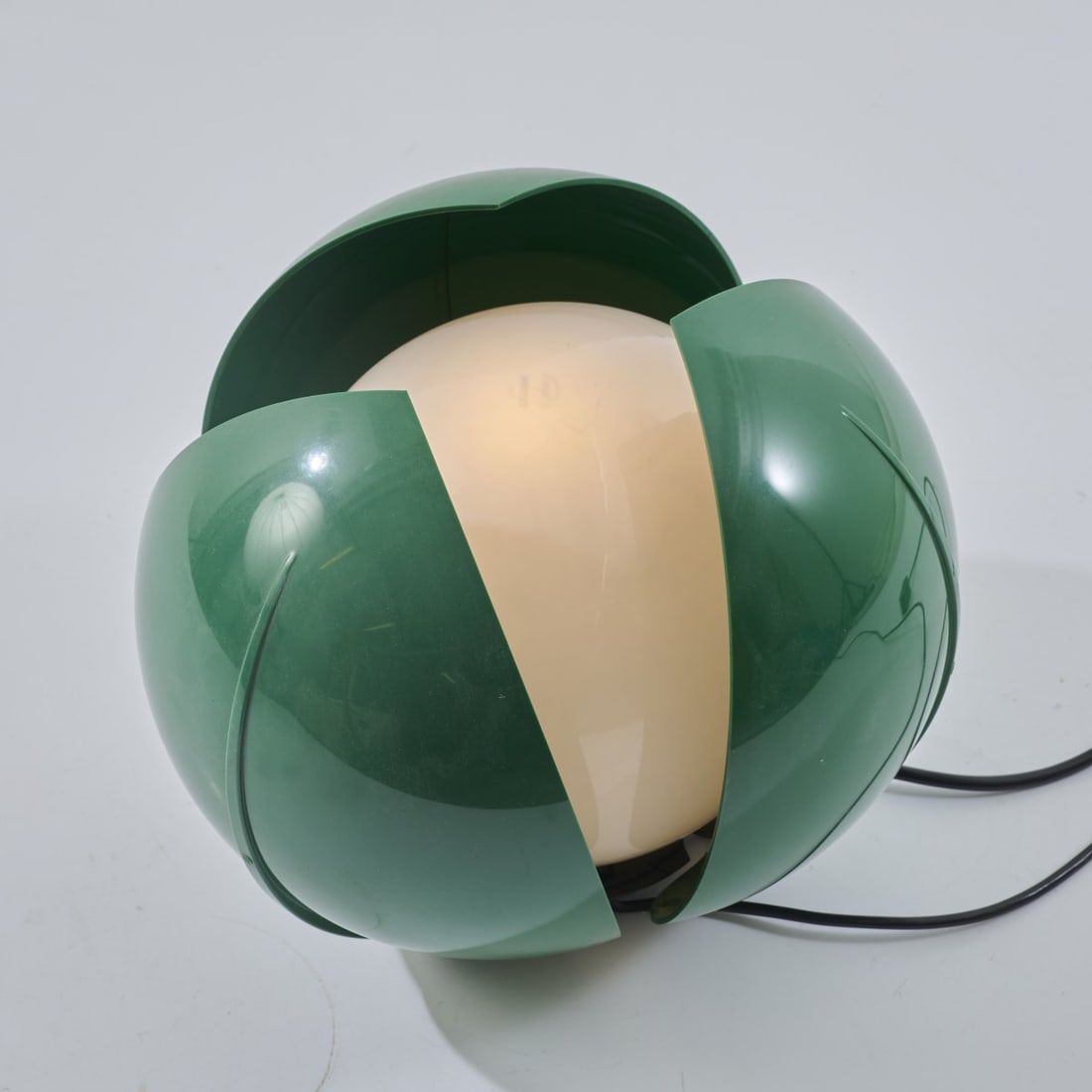 Studio Tetrarch; Adelaide Bonati, Silvio Bonatti, Enrico De Munan, Carla Federspiel, Table light: <p>H. 32 cm. <br />Artemide, Milan. <br />Makrolon polycarbonate, green, glass, white.</p><hr><p>Literature:</p><p>Cf. Ferrari, Light, Turin 2002, No. 1