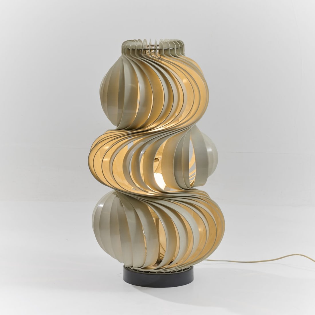 Olaf von Bohr, Floor lamp 'Medusa', 1968 (design): <p>H. 66 cm. <br />Ecolight, Italy. <br />Aluminum slats, varnished white, metal rings, chrome-plated; gray metal