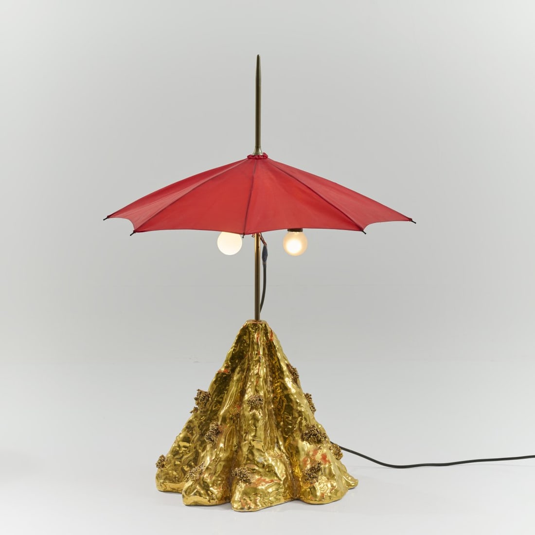 UFO, Table light 'Paramount' from the 'Bau.haus collection', 1970 (design): <p>H. 79 cm, &Oslash; 56 cm. <br />Alchimia, Milan, since 1979. <br />Faience, gold glazed, umbrella with red fabric cover. </p><hr><p>Literature:</p><