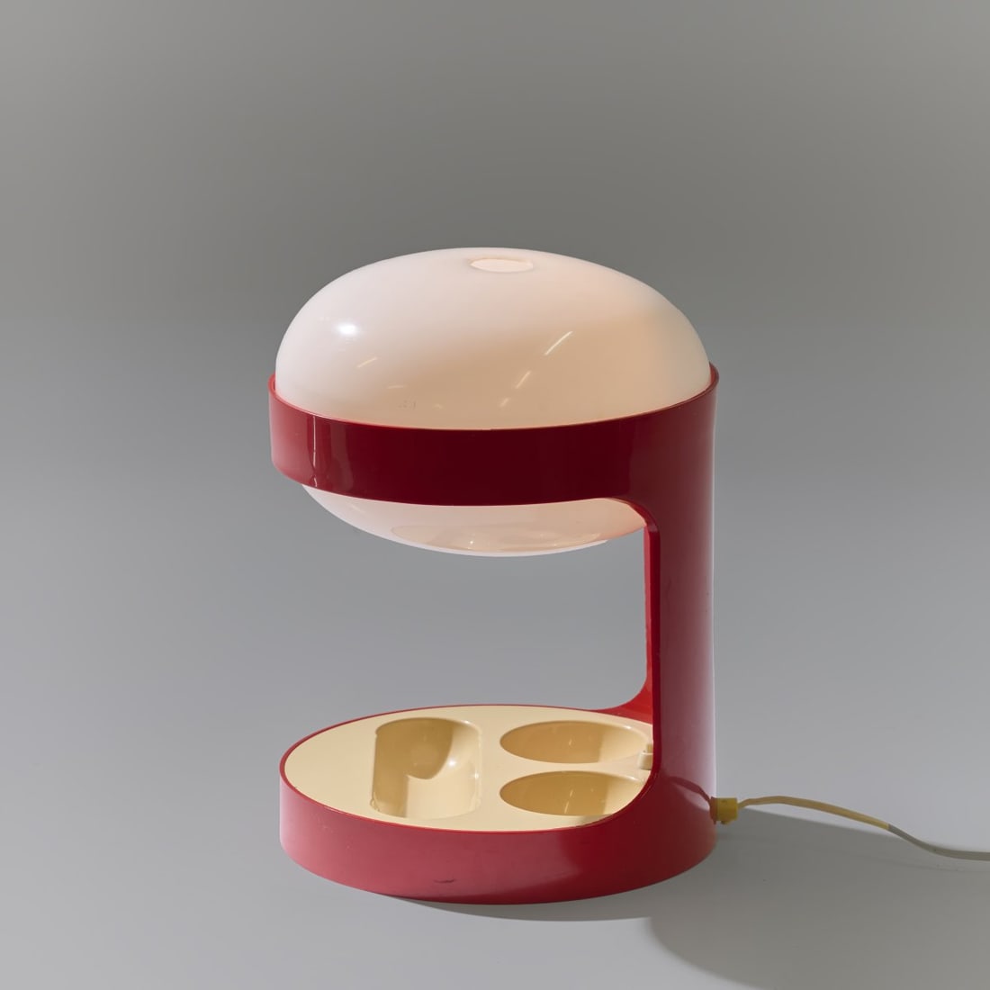 Joe Colombo, Table light 'Methacrylate', 1965 (design): <p>H. 34 cm, &Oslash; 26 cm. <br />Kartell, Noviglio. <br />Plastic, red and white. </p>