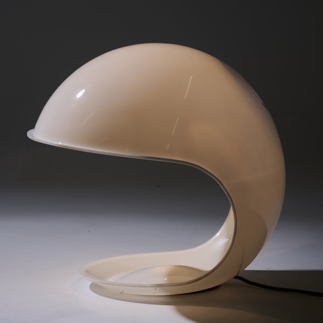 Elio Martinelli, Table light 'Foglia - 643', 1969 (design): <p>H. 43 cm, &Oslash; 45 cm. <br />Martinelli Luce, Lucca. <br />Plastic, white. <br />Marked: Manufacturer's embossing.</p><hr><p>Literature:</p>&l