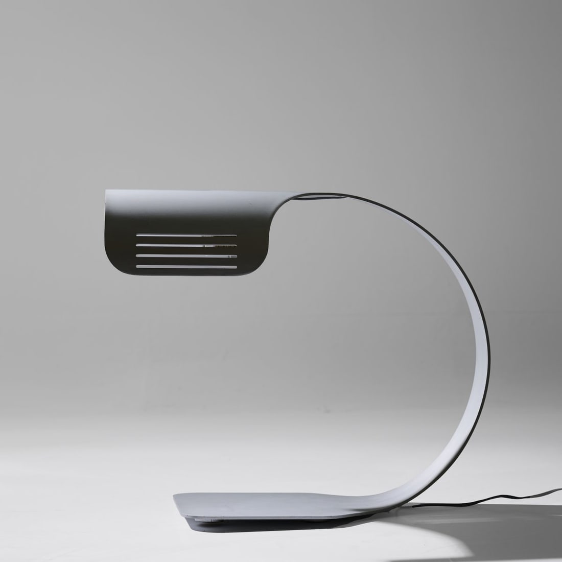 Walter & Moretti, Table light 'Colomba', 1972 (design): <p>H. 41.5 cm. <br />Walter &amp; Moretti, France. <br />Aluminum sheet. <br />Marked: walteretmoretti (embossed). </p>