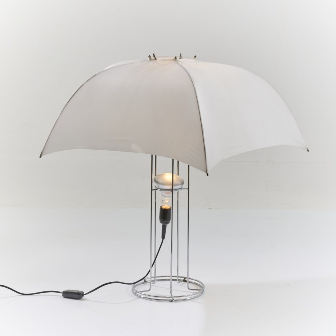 Gijs Bakker, Table light 'Umbrella', 1973 (design): <p>H. 73.5 cm, &Oslash; 75 cm. <br />Artimeta, Netherlands. <br />Stainless steel, chrome-plated, black plastic, white textile fabric. </p>